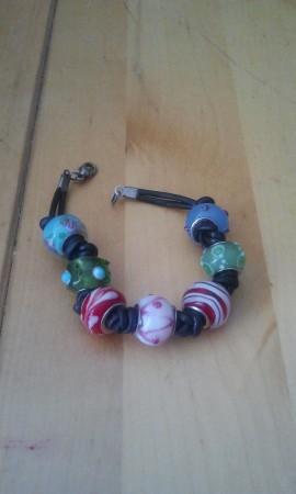 B-CUER 08 : Pulsera de cuero negro con bolas lacradas